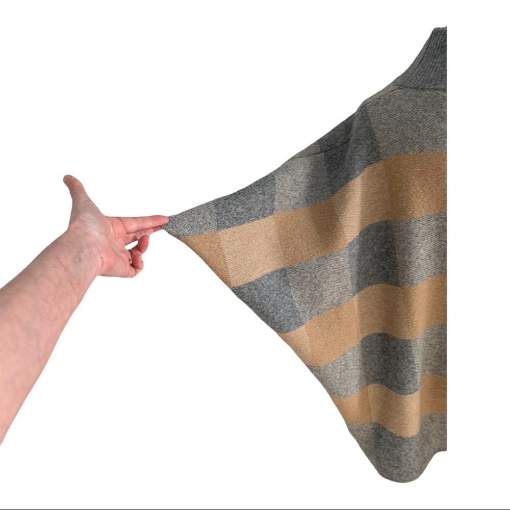 Poncho - Picture 3 of 5